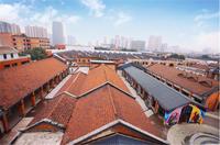 整齐排列的红砖红瓦建筑