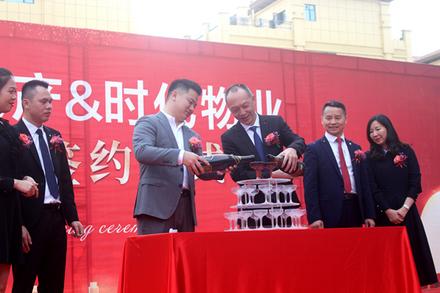 共同开启香槟庆祝这一喜悦