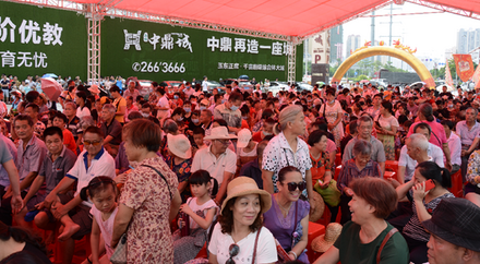 玉东四小封顶仪式现场