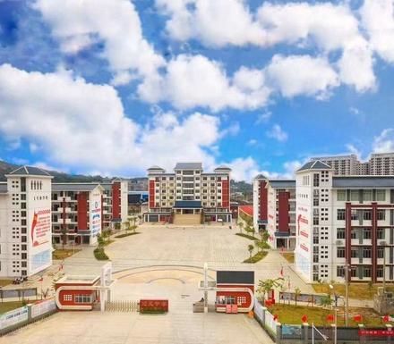 百色市迎龙中学
