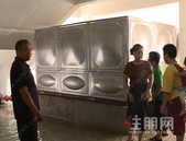 真烦人！柳州金绿洲小区楼顶的水箱隔三岔五就漏水