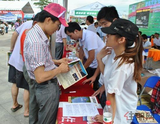 市民前来索书了解玉林楼市