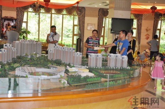 客户在参观项目沙盘