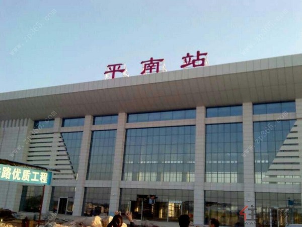 平南高铁站亦进入调试中,大厅仍在铺砖,站前广场 ...