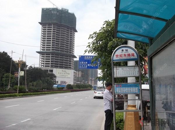飞扬国际门前不远处就是公交车站牌