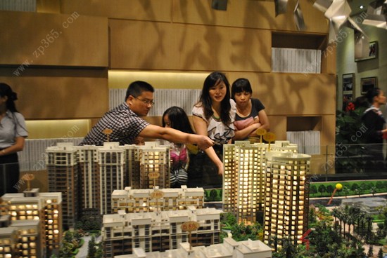 嘉宾正在沙盘前了解逸堡信息