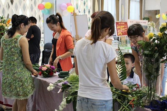 城光俊景业主正在学习插花