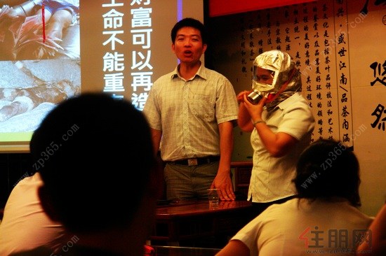 教官结合实际给南兴员工讲解器材使用