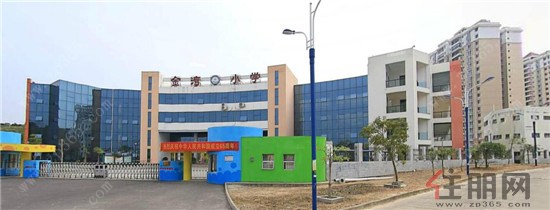 项目周边的苗壮幼儿园,金湾小学,防城港市第四中学都已招生开学,社区