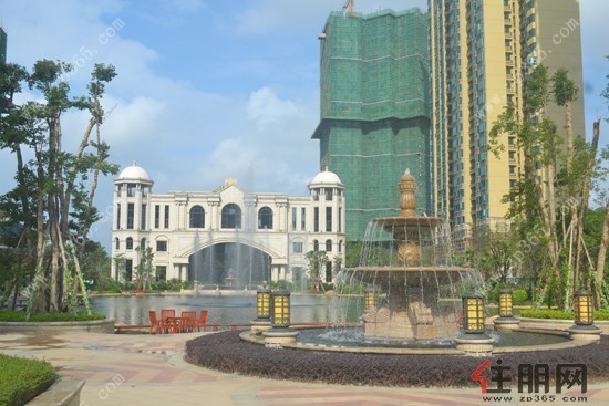 巴洛克式建筑风格,庄重而不失内涵,对称而不乏美感,仅仅走到售楼部前