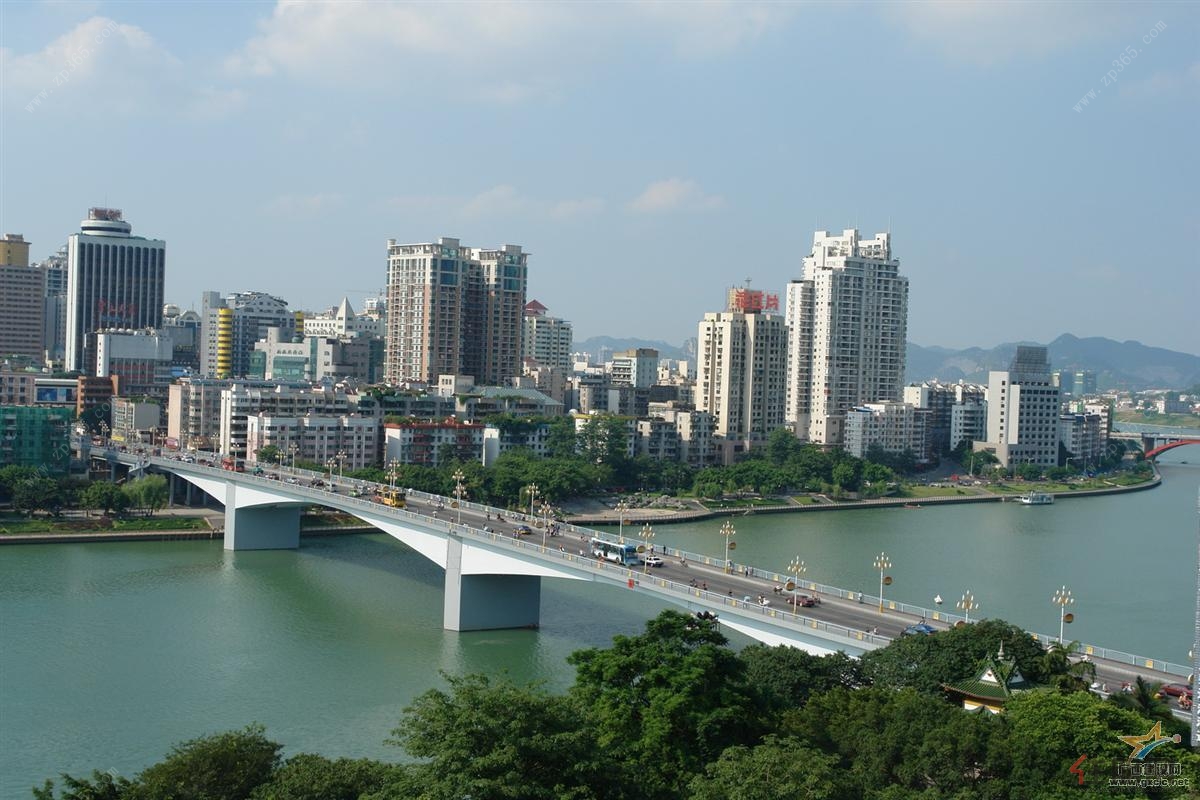 提起柳州的地标建筑,首屈一指的就是柳江大桥.