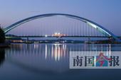 柳州官塘大桥钢箱梁合龙 柳江从此"明眸善睐"