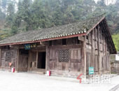 震惊！一贫困户的房子竟值8个亿，房子全用珍贵木材打造