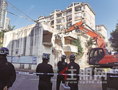 柳州居上百合园售楼部“超期服役”被依法拆除