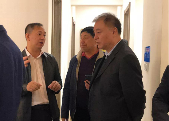 碧桂园北海阳光项目总经理毛亮为考察团领导讲解