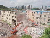 为博补偿建阴阳房 油榨屯6栋违建被城中城管拆除