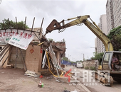 柳南区执法人员依法拆除永前路两间挡路门面