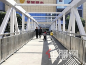 玉林城区首座人行天桥正式通行，大大方便行人过街