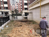 柳州某小区花园未设排水系统 渗水致业主装修材料发霉？