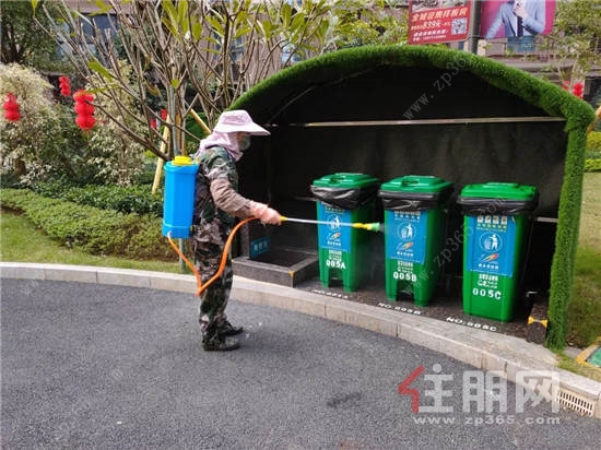 碧桂园工作人员在给垃圾桶消毒.jpg
