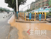 柳州欧阳岭一在建工地违章排放泥浆 被责令整改