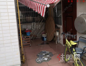 柳州华展华园1楼住户遮阳棚被砸穿 物业：违建不赔