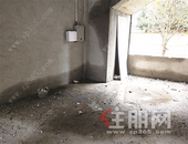 柳州某临街铺面渗水 业主们既苦恼又焦急