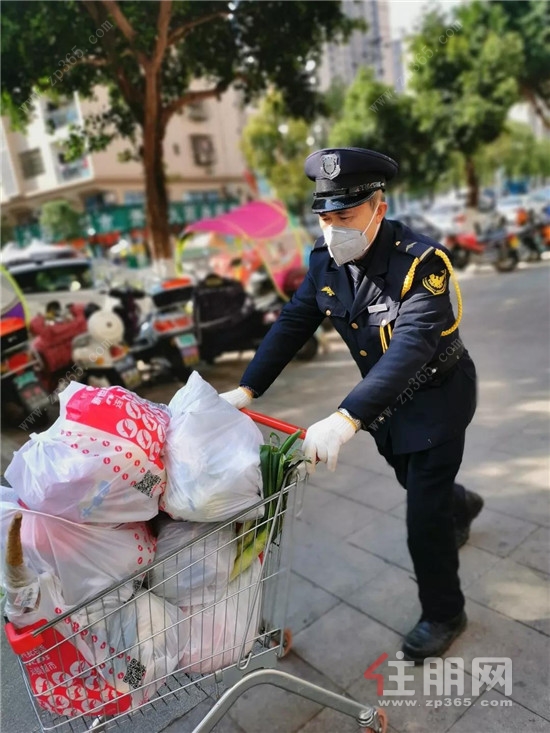 金科服务启动业主线上下单，物业人员送菜上门服务.jpg