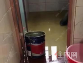 柳州航月路某小区新房屡遭粪水倒灌 维修掏出这些东西