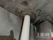 柳州锦绣龙城一毛坯房天花板渗水成“水帘洞” 一年多未解决