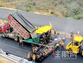 玉湛高速（广西段）沥青摊铺掀起施工热潮，复工后已完成单层摊铺近60公里