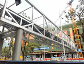 重大进展，玉林金城商厦人行天桥主体吊装完成，期待通行！