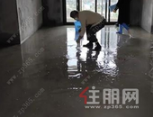 柳州某楼盘新房未装修就成了“水塘” 因维修疏忽大意所致