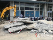 柳州金盛广场一楼门面挖地1米深钢筋外露 居民很担心