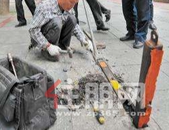 地锁26个地墩路障8个全部拆除 七星区清理行动实效