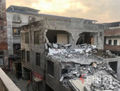 柳州一民房拆迁 竟砸穿邻居两卧室墙体