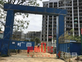 柳州欣欣苑房开用石头堵住小区大门1个月 业主出行得绕道…