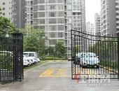 柳州华柳佳苑小区里其中一栋却被隔开 这是什么情况？