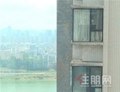 原装质量差？柳州汇景龙湾一高层飘窗玻璃突然爆裂