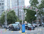 柳州柳岸金邸物业安装闸门收停车费 沿街商户怒用汽车堵门