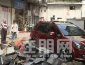 一头雾水，桂林一居民楼前大半夜被倒一大堆石块