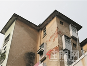 柳州部分老旧小区基础设施老化存隐患 建筑垃圾成堆无人清