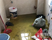 柳州一业主家中厕所冒污水 物业建议和楼上全体用户平摊费用