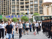 为了品鉴现代社区生活方式，这个考察团来到了玉林……