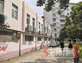 柳州雅儒小苑一商铺空调外机“嗡嗡”响 居民：实在忍不了了