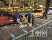 连夜施划便民“白格子” 柳南区今年已增设3000多个停车位