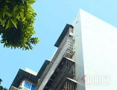 一下雨房子就漏水 搭个雨棚又被拆 柳州福柳新都陈伯好烦恼