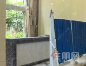 柳州某小区物业拆大堂墙体遭业主质疑 城管：墙体属于违建