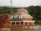 柳州香兰中路工程首片预制箱梁架设成功 预计年底通车