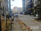 柳州两面针宿舍路面“千疮百孔” 管道改造逾期居民出行十分不便